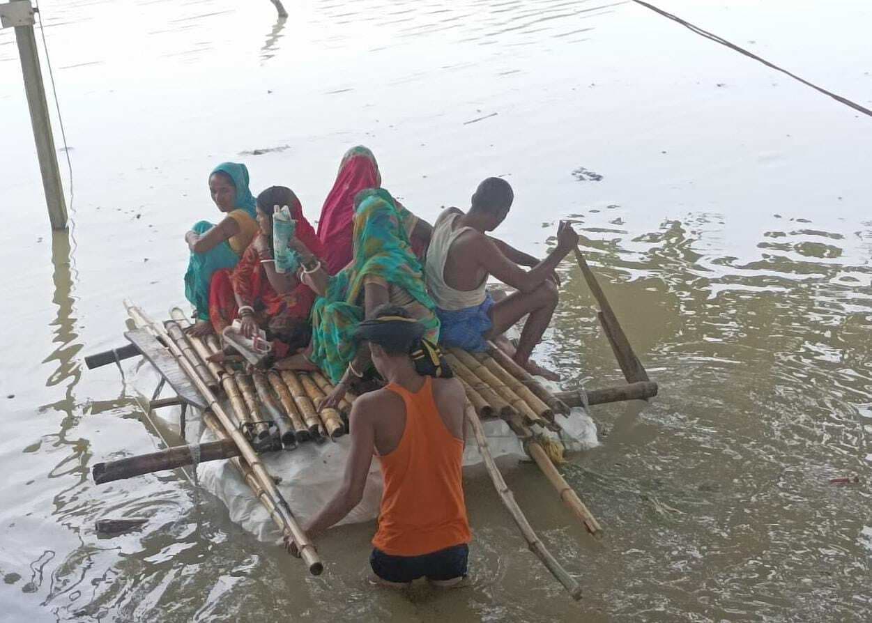 hajipur news. राघोपुर के 72 गांवों में घुसा बाढ़ का पानी, सरकारी मदद नहीं मिलने पर हंगामा