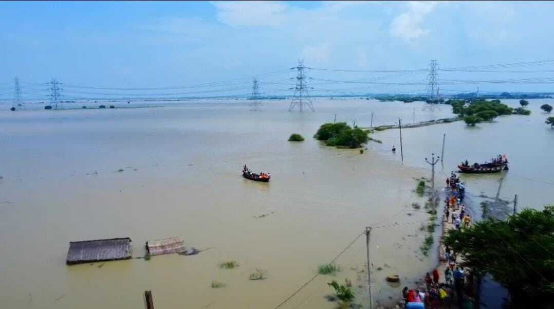 नाव से बाढ़ प्रभावित गांव जाने के दौरान बिजली की तार के चपेट में आने से दो जख्मी