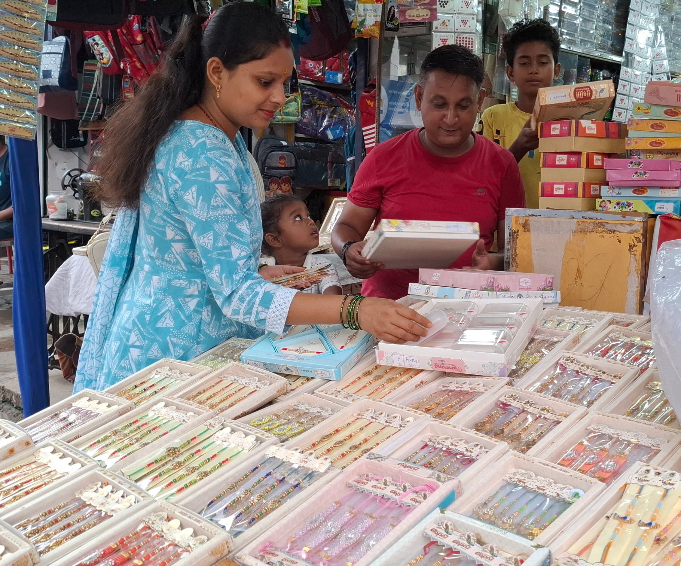 रक्षाबंधन को लेकर बाजार में बढ़ी चहल-पहल, रंग-बिरंगी राखियों से सजी दुकानें