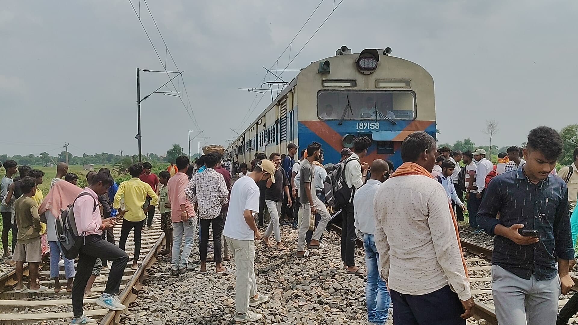 ग्रामीणों ने गया-पटना रेलखंड पर शव को रख किया प्रदर्शन