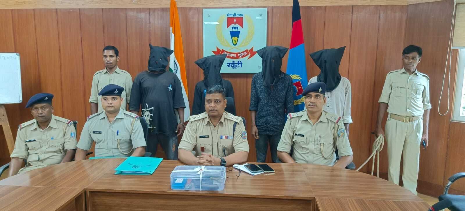 हथियार और गोलियों के साथ चार गिरफ्तार