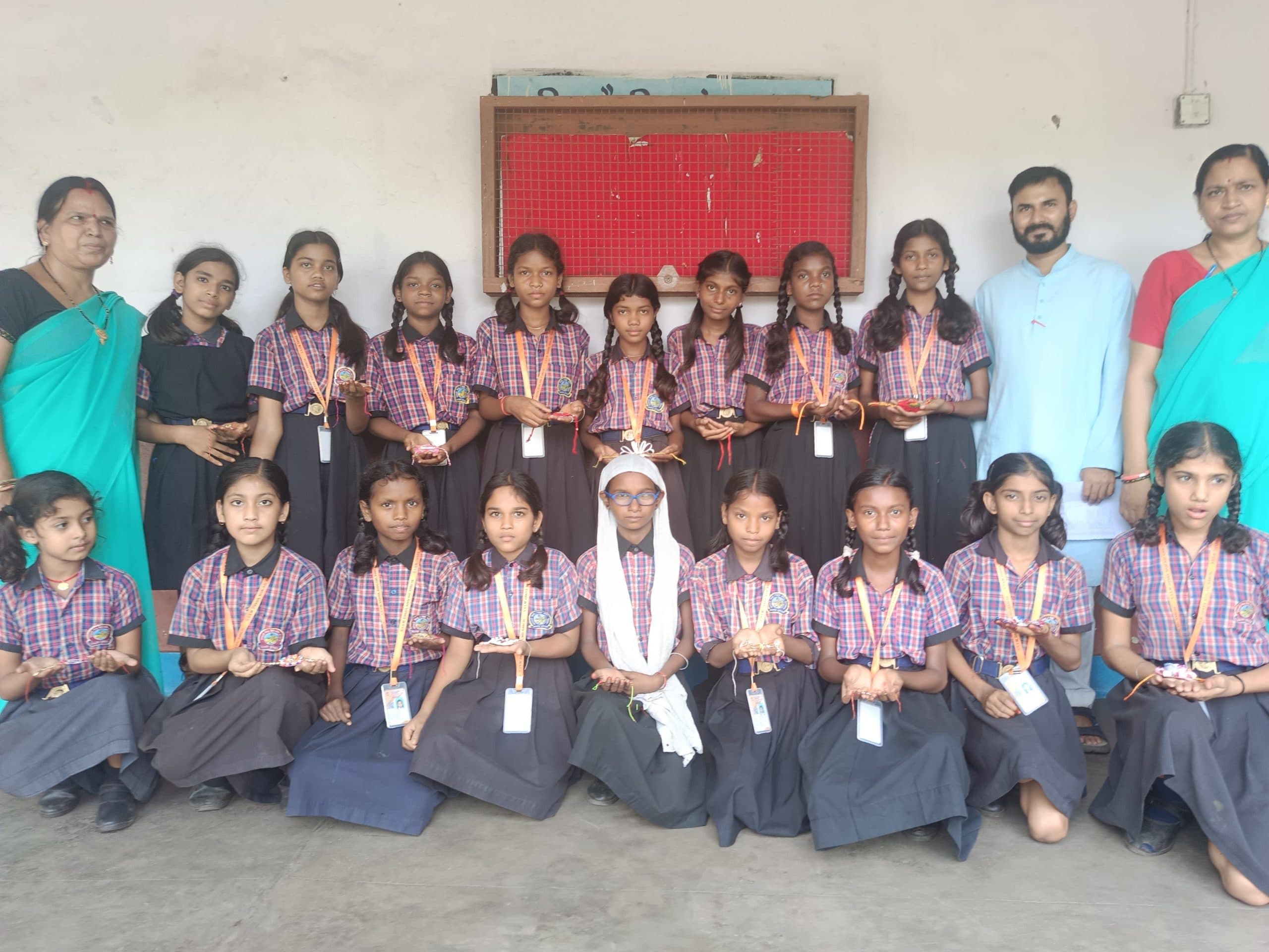 विद्यार्थियों के लिए राखी बनाओ प्रतियोगिता