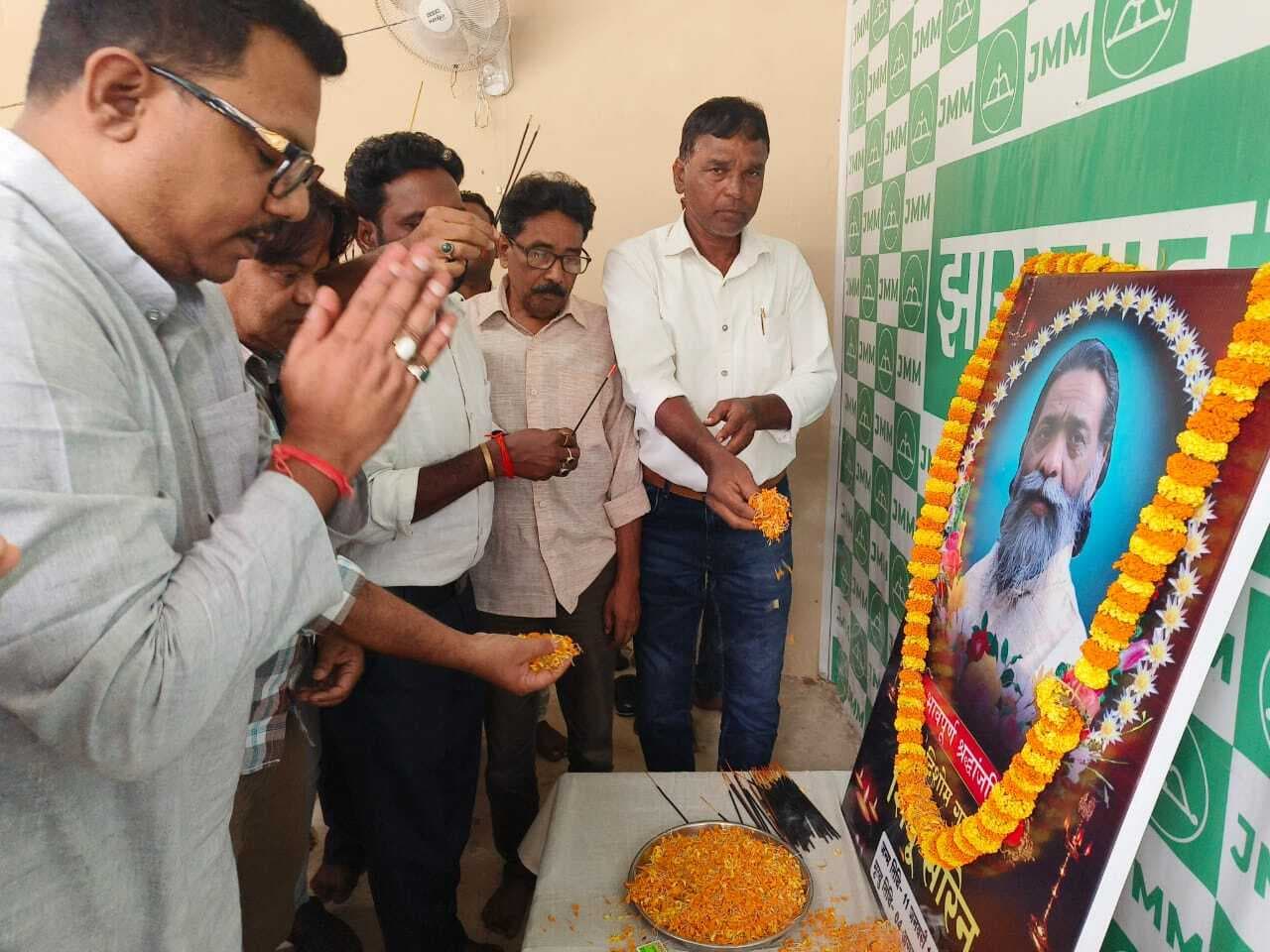 विधायक ने दिशोम गुरु शिबू सोरेन को दी श्रद्धांजलि