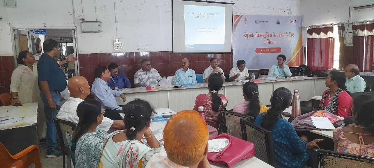 डेंगू से बचाव के लिए स्वास्थ्यकर्मियों को दिया प्रशिक्षण