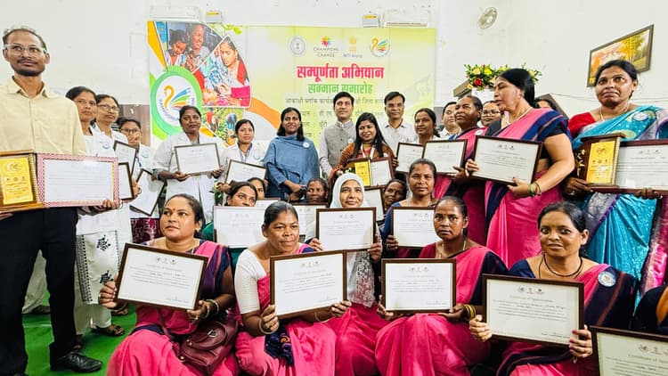 आकांक्षी जिला के तहत उत्कृष्ट कार्य करनेवाले फ्रंट लाइन वर्कर्स व अधिकारी किये गये सम्मानित