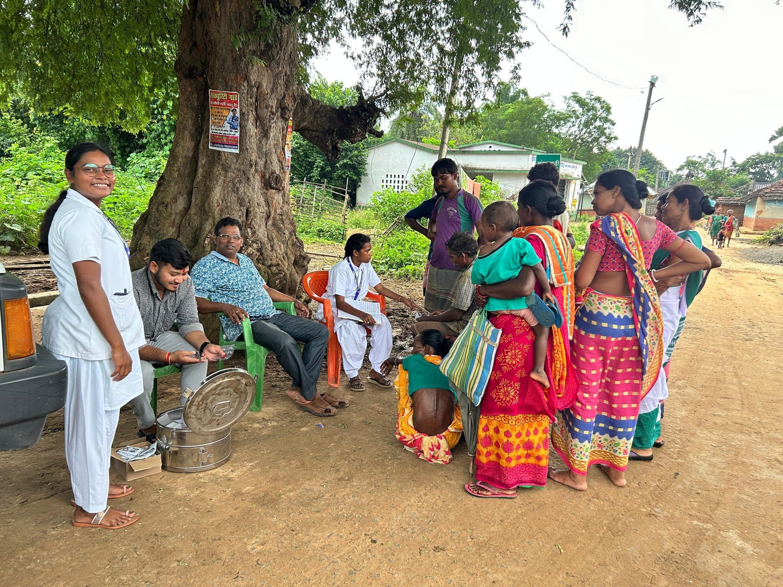 लाटुलिया में डायरिया का प्रकोप, मेडिकल टीम ने की ग्रामीणों की जांच