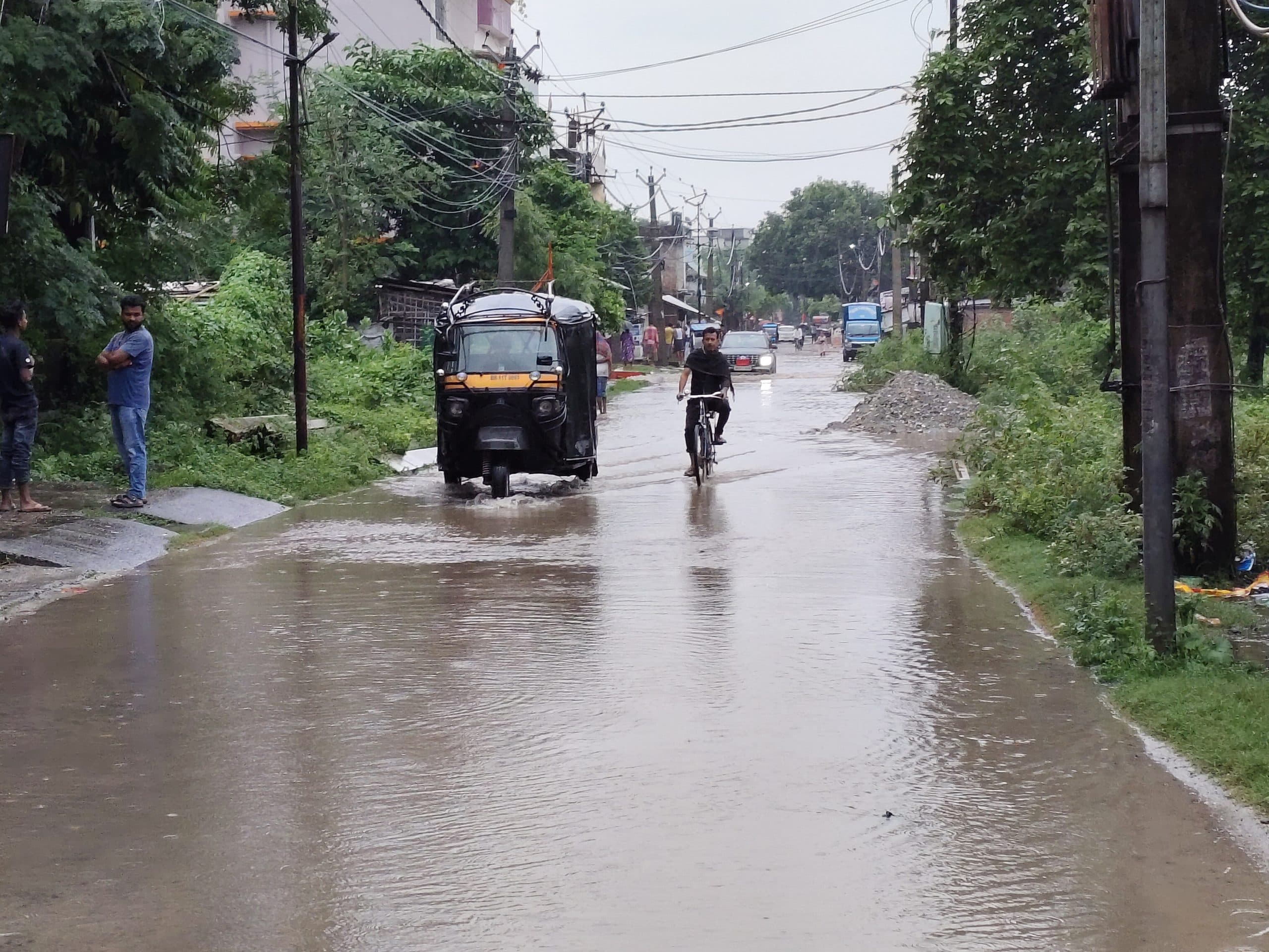 मुसलाधार बारिश से सड़कों व गली मुहल्लों में हुआ जल जमाव