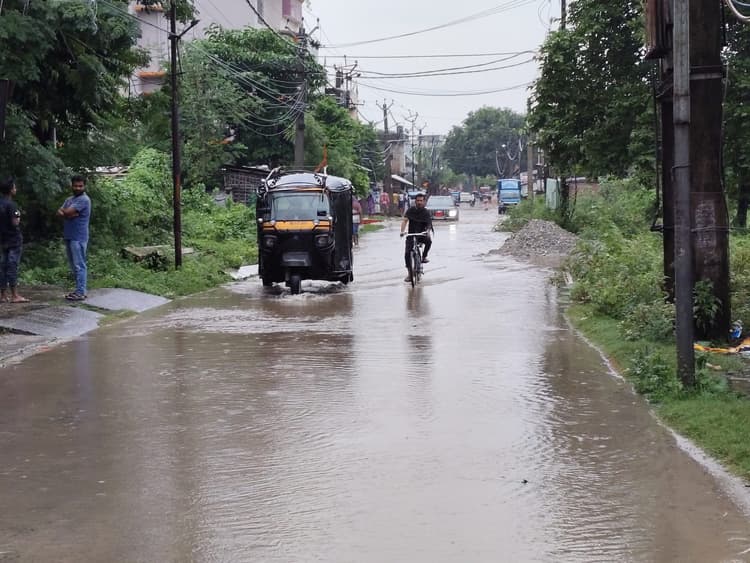 मुसलाधार बारिश से सड़कों व गली मुहल्लों में हुआ जल जमाव
