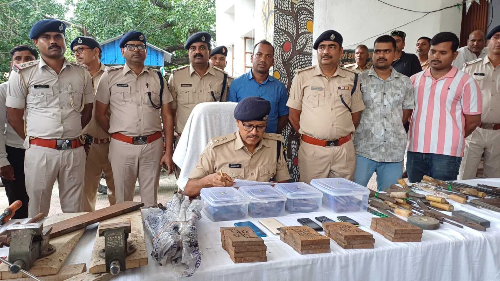 अमित करता था फंडिंग, मुखिया करवाता था हथियार का निर्माण