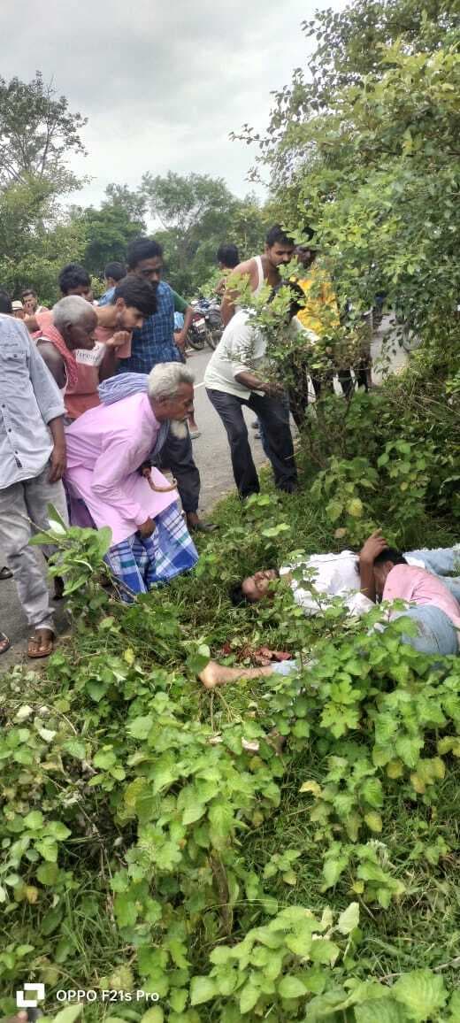 Deoghar news : अज्ञात वाहन के धक्के से बाइक पर सवार चार युवक गंभीर रूप से घायल, रेफर