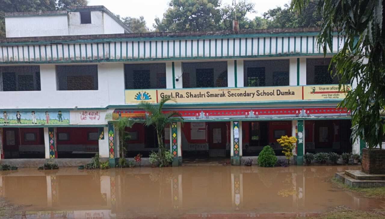 भारी बारिश से विद्यालय परिसर में जलजमाव, परेशानी