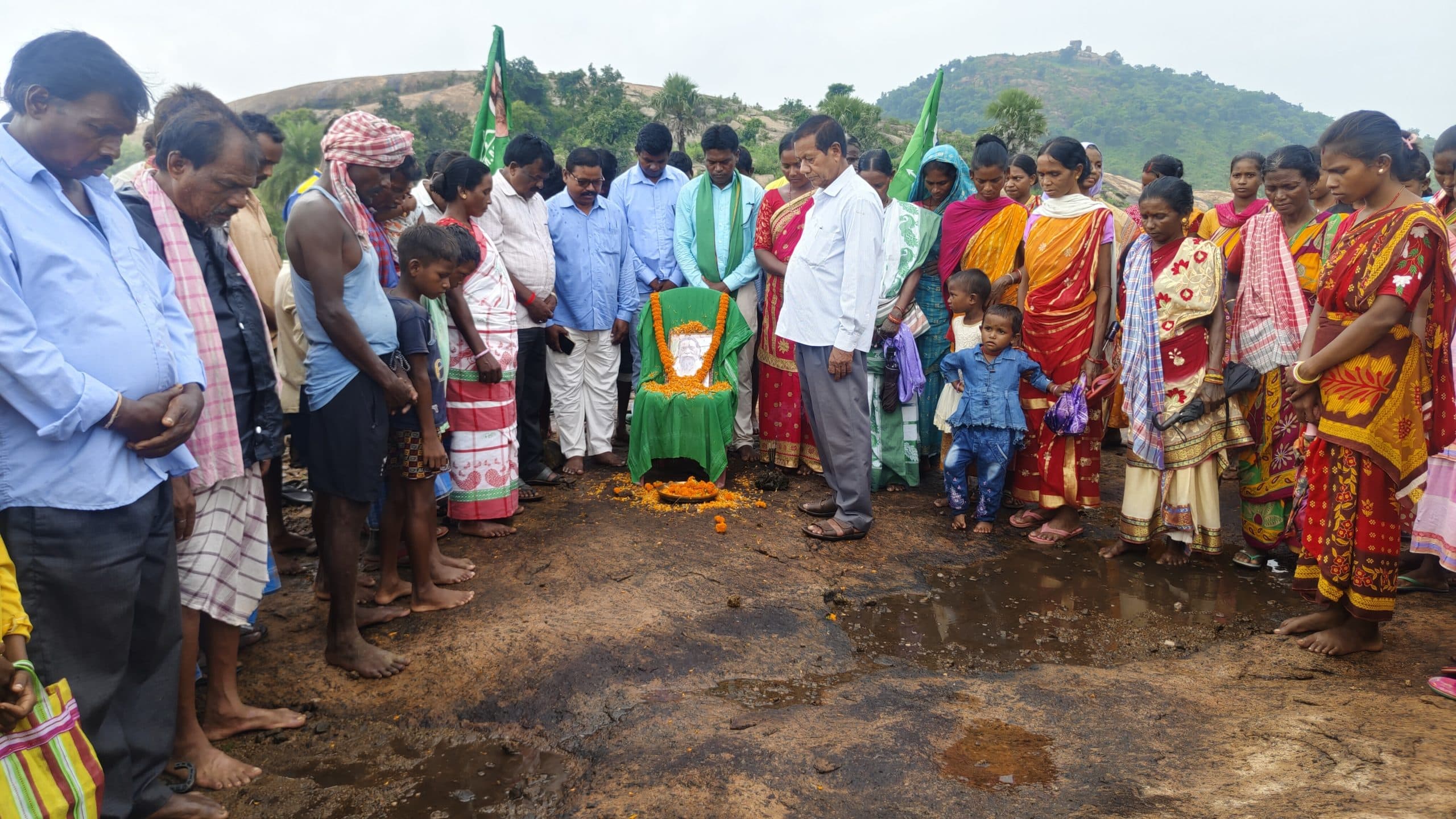 Deoghar news : शिबूू सोरेन मेला स्थल पर आदिवासी समुदाय के लोगों ने गुरुजी को दी श्रद्धांजलि