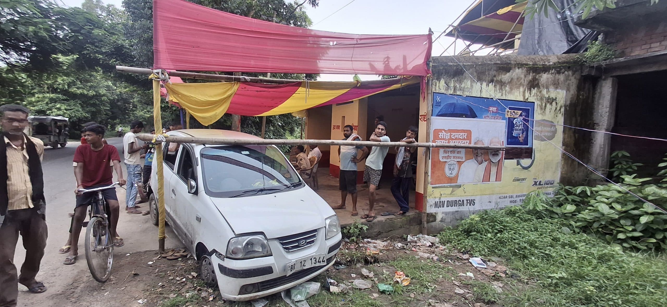 कांवरिया टेंट में घुसी अनियंत्रित कार, बाल-बाल बचे श्रद्धालु