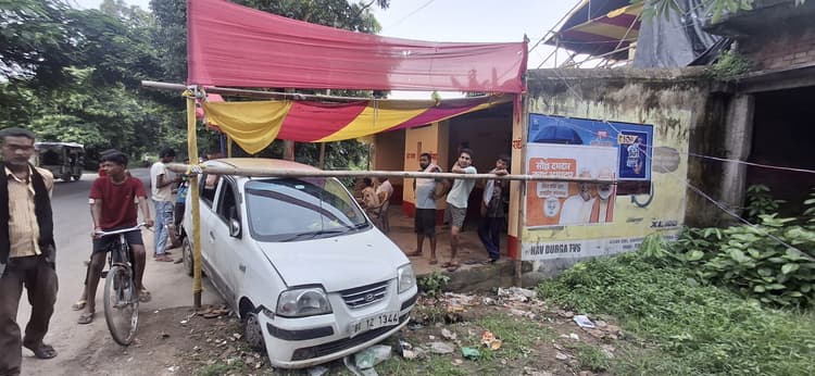 कांवरिया टेंट में घुसी अनियंत्रित कार, बाल-बाल बचे श्रद्धालु