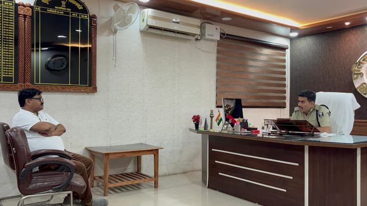 एसपी  से मिले पूर्व विधायक मुजाहिद आलम