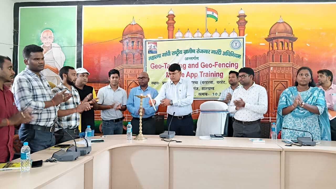मनरेगा द्वारा जिओ टैगिंग और जिओ फेंसिंग मोबाइल एप का प्रशिक्षण