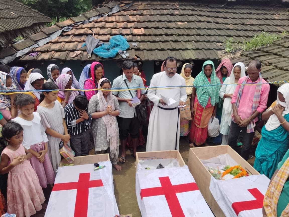 तीनों शवों को एक स्थान पर दफनाया गया, रोते-बिलखते रहे परिजन