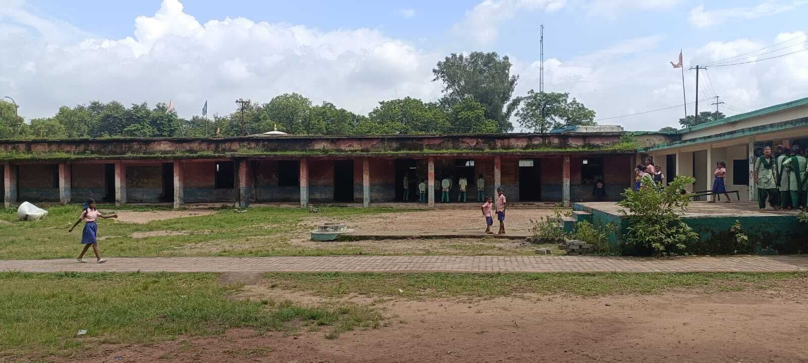 जान जोखिम में डालकर जर्जर भवन में पढ़ते हैं 215 बच्चे