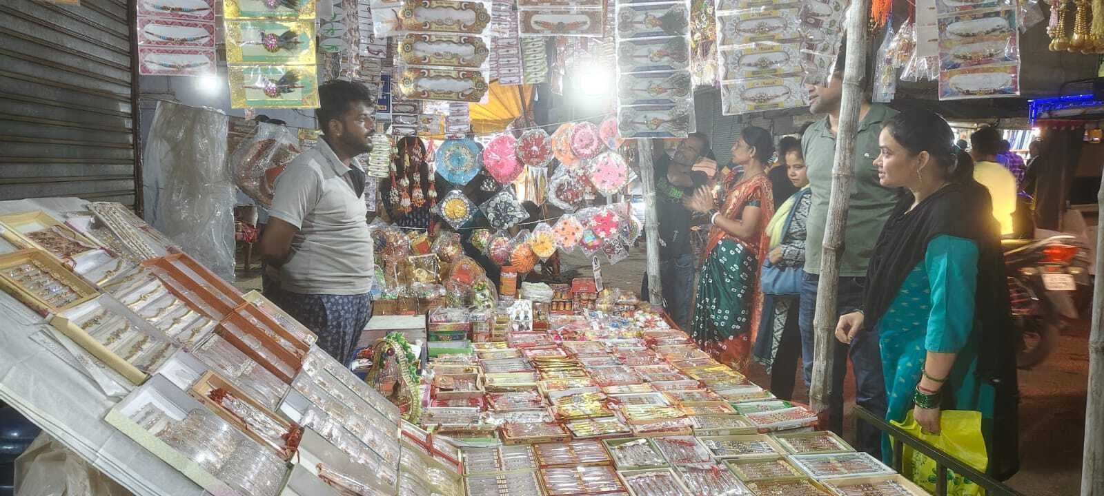 Deoghar news : रक्षाबंधन को लेकर बाजार में बढ़ी चहल-पहल, डिजाइनर, मेटल व कार्टून थीम वाली राखियां की डिमांड