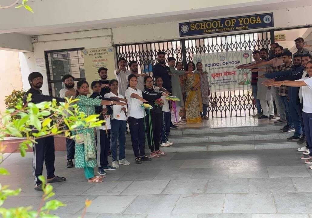 Ranchi News : विद्यार्थियों ने पेड़ों को बांधी इको-फ्रेंडली राखियां