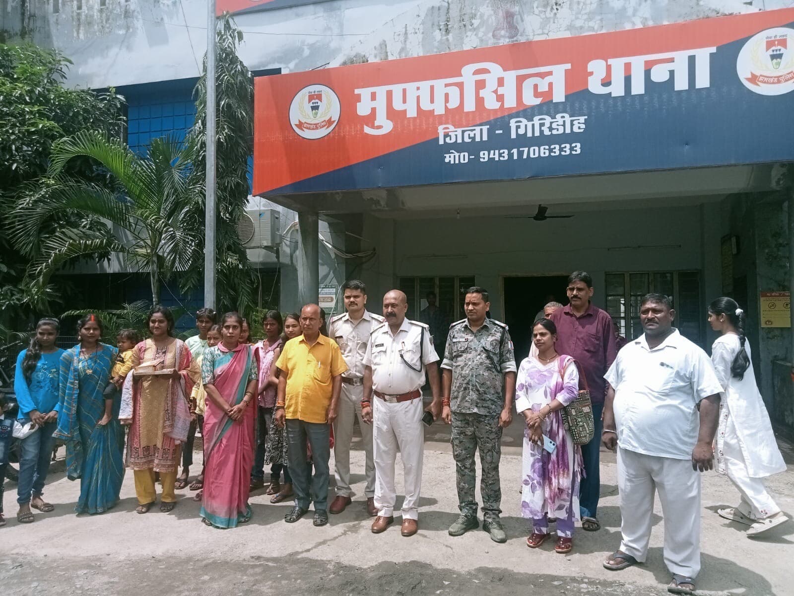 Giridih News :महिलाओं ने पुलिस अधिकारियों व जवानों को बांधी राखी