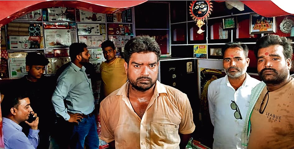 Gopalganj News  : धर्मपरसा बाजार में ज्वेलरी दुकान में लूटकांड के दूसरे दिन पसरा सन्नाटा, दो संदिग्ध हिरासत में