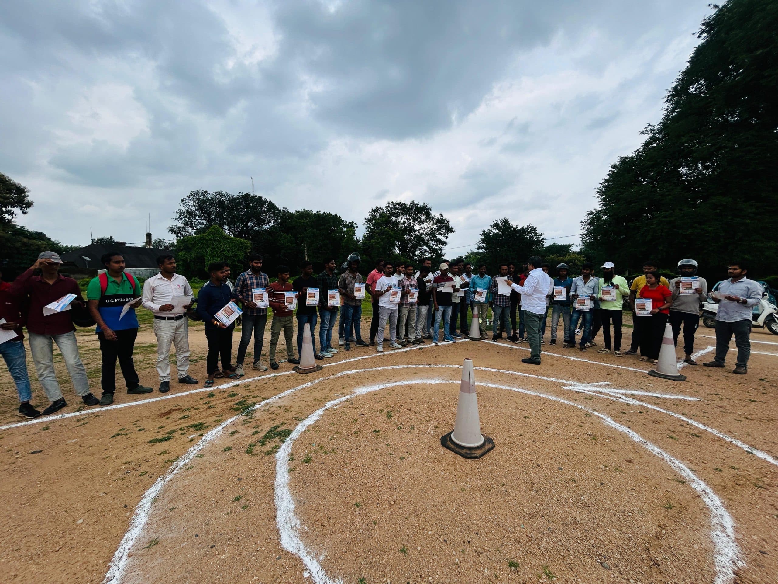 Giridih News :नये ड्राइविंग लाइसेंस कैंडिडेट को सड़क सुरक्षा के प्रति किया जागरूक