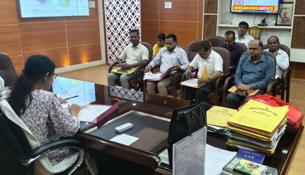 Bokaro News : ससमय लक्ष्य प्राप्ति के लिए गंभीरता से कार्य करें विभाग : डीडीसी