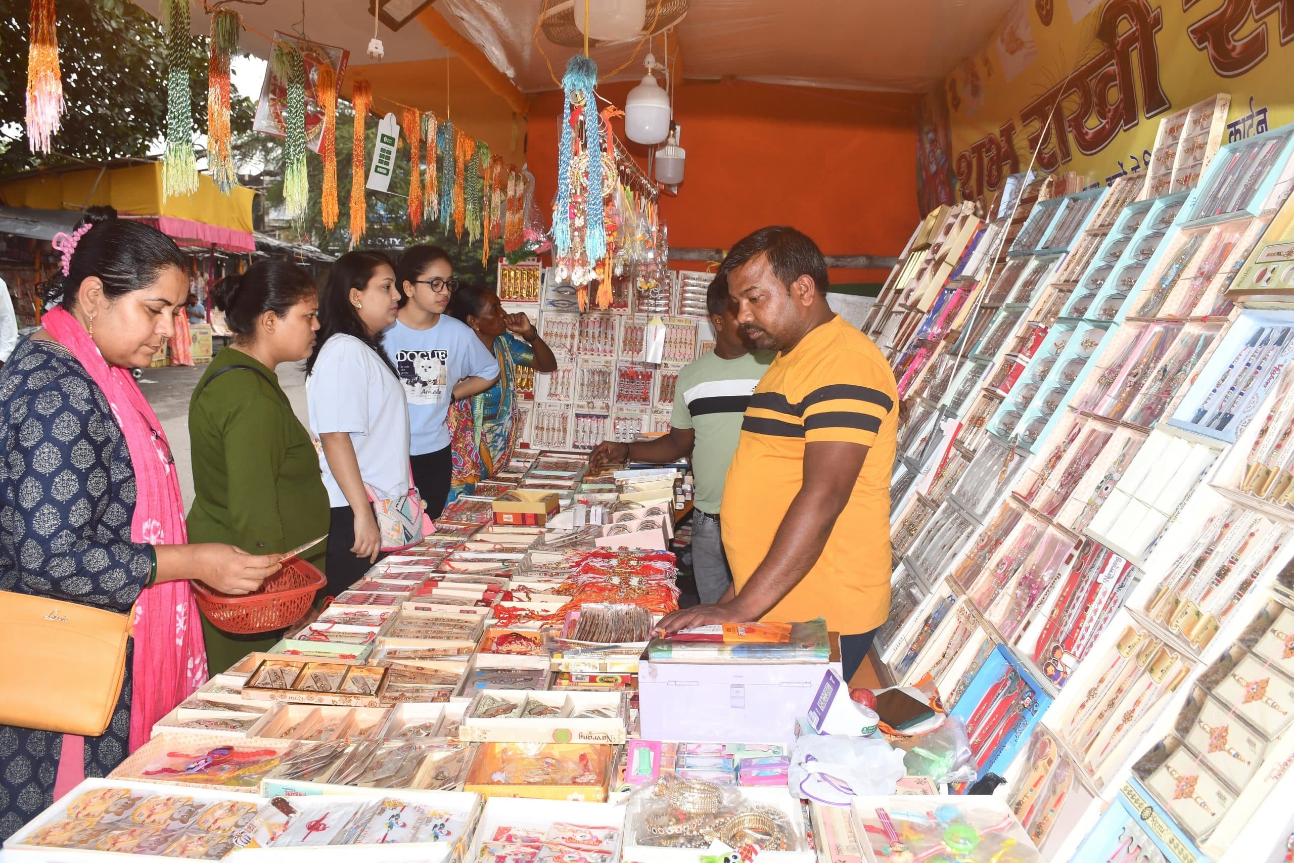 Bokaro News : रक्षाबंधन को लेकर बाजार गुलजार, उमड़ रहे खरीदार