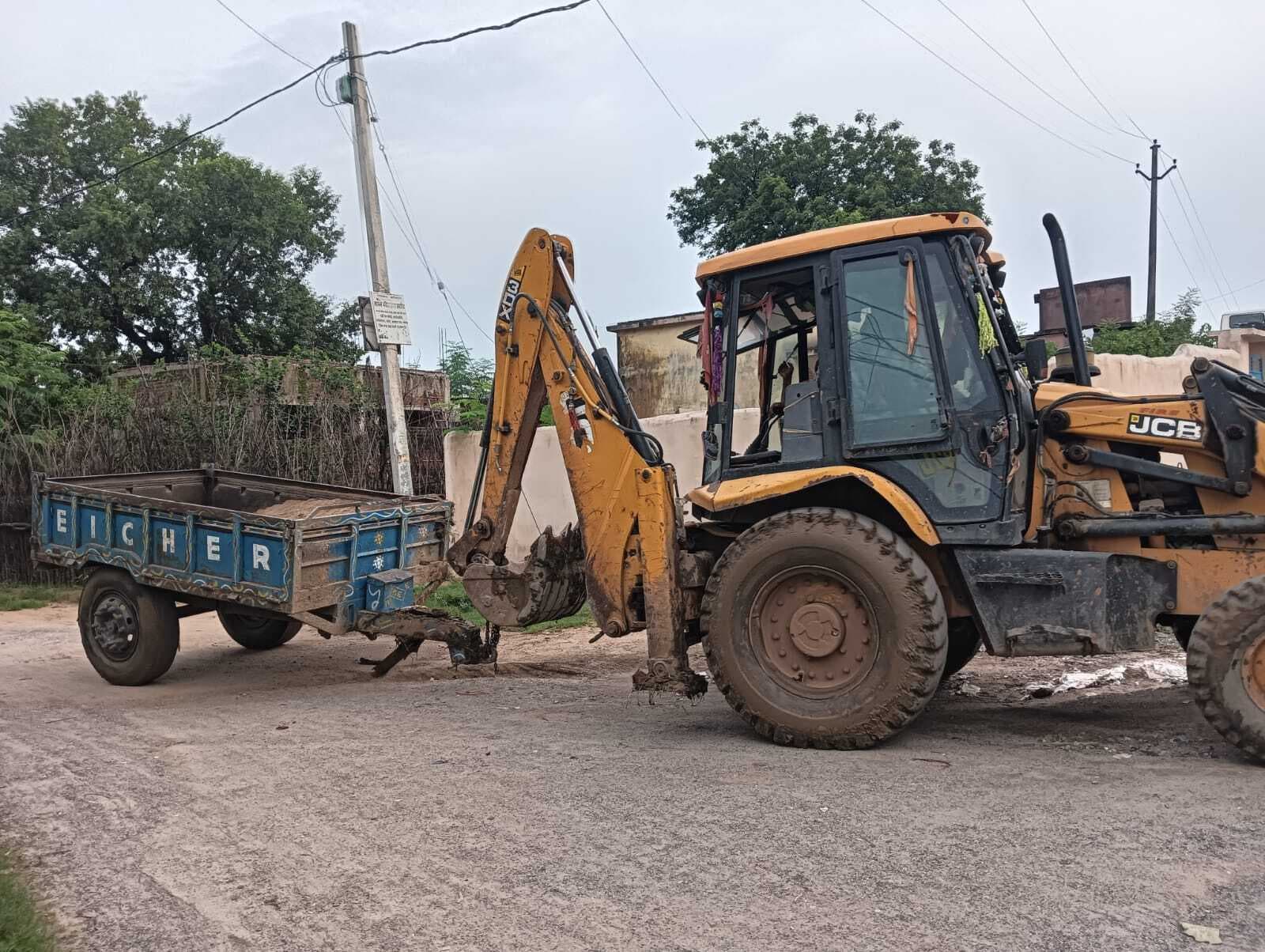 Giridih News :सड़क किनारे से बालू लोड ट्रैक्टर ट्रॉली जब्त