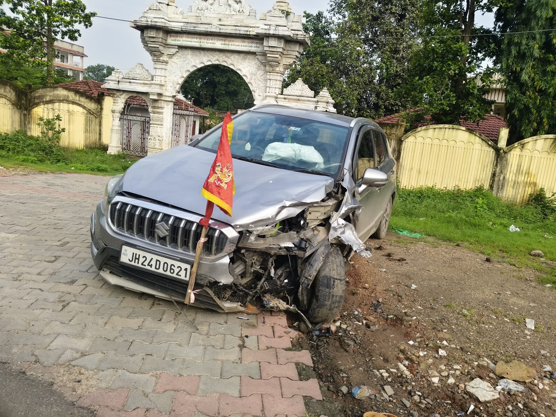 Giridih News :सूखे शीशम के पेड़ से टकरा कार क्षतिग्रस्त