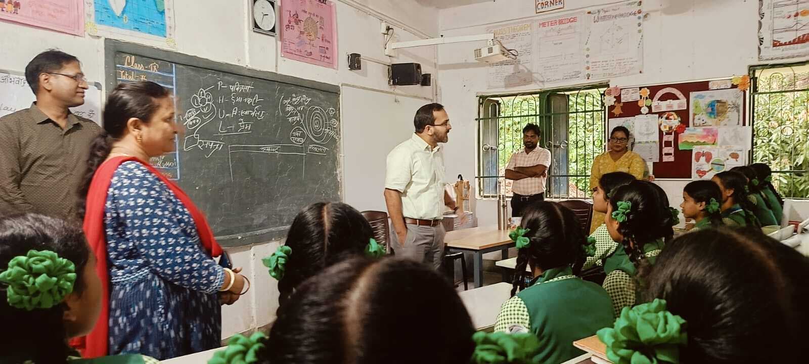 Seraikela Kharsawan News : साइंस व कॉमर्स में बढ़ी छात्राओं की रुचि, कस्तूरबा में नामांकन बढ़ा