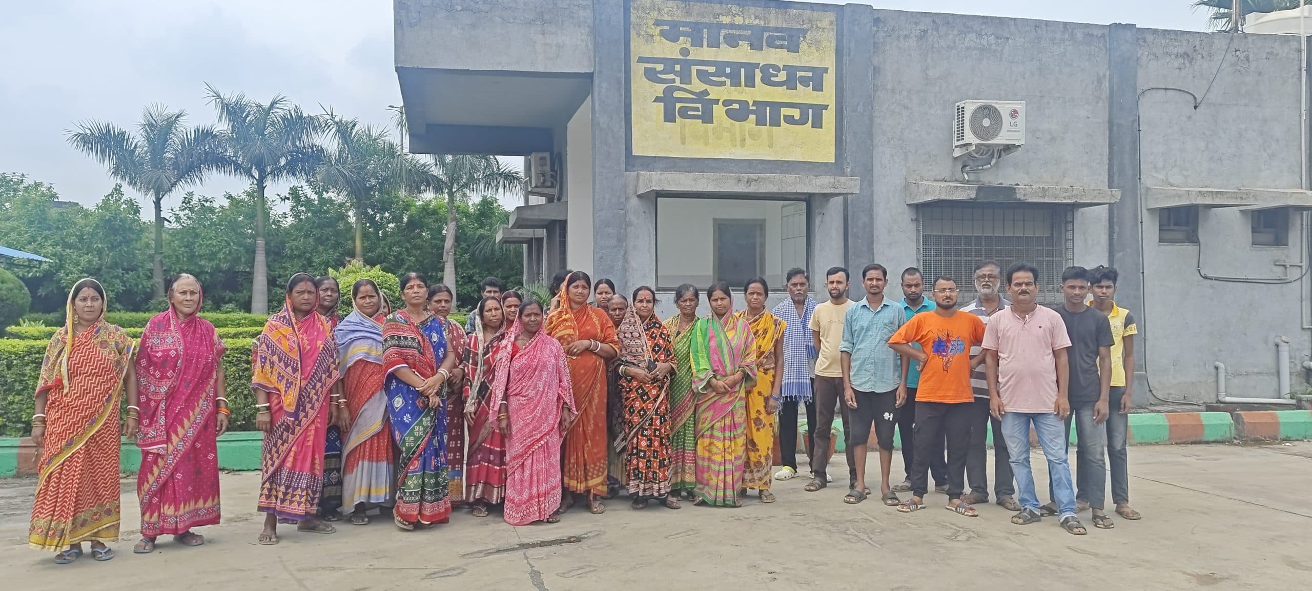 Seraikela Kharsawan News : बुरुडीह में तीन दिनों से पसरा है अंधेरा, ग्रामीणों में आक्रोश