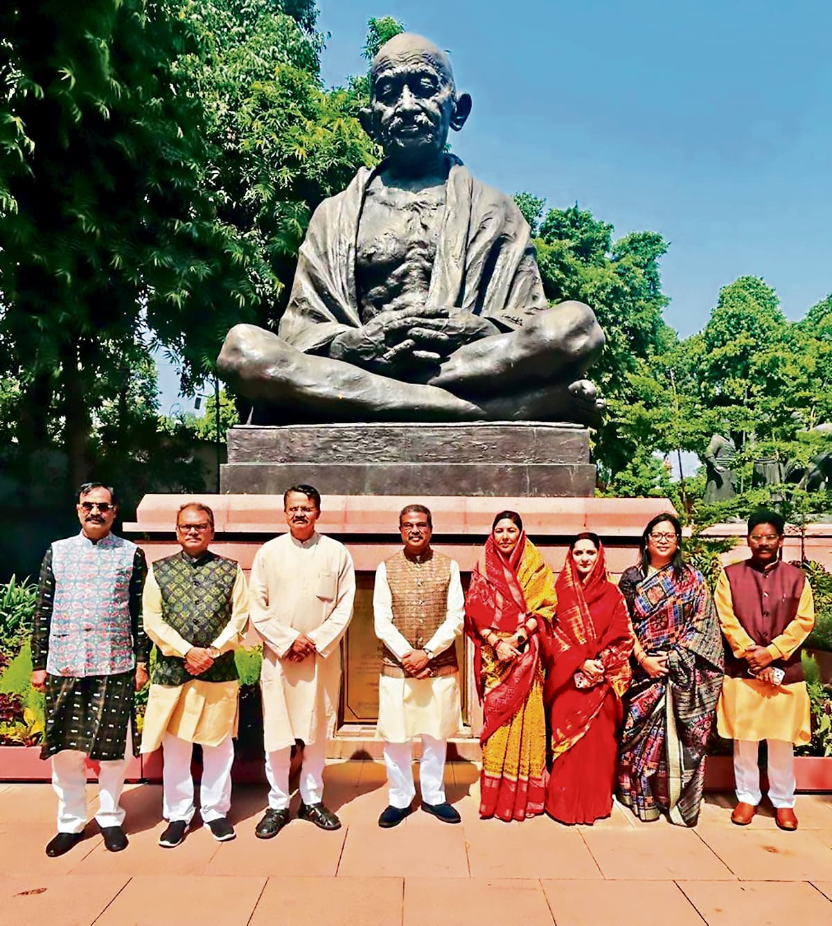 Bhubaneswar News: ओडिशा के हथकरघा वस्त्र कालजयी सौंदर्य और परंपरा का प्रतीक हैं : धर्मेंद्र प्रधान