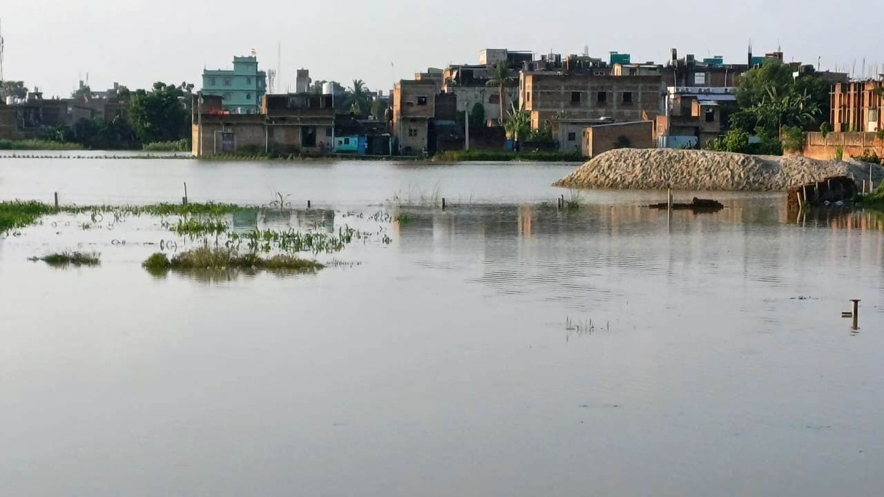 बाढ़ की चपेट में 170 गांव की दो लाख आबादी