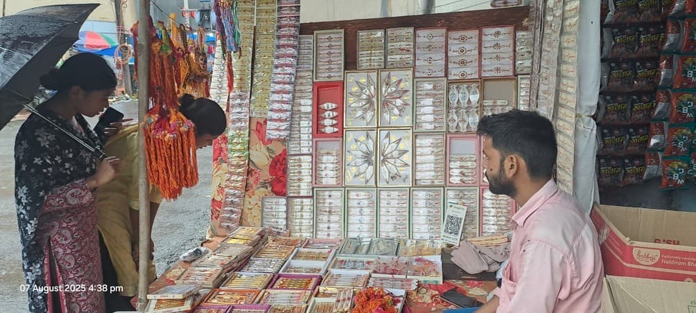 ऑनलाइन खरीदारी के चलन से प्रभावित हुई दुकानों की बिक्री, रक्षाबंधन के बाजार में कम दिख रही रौनक