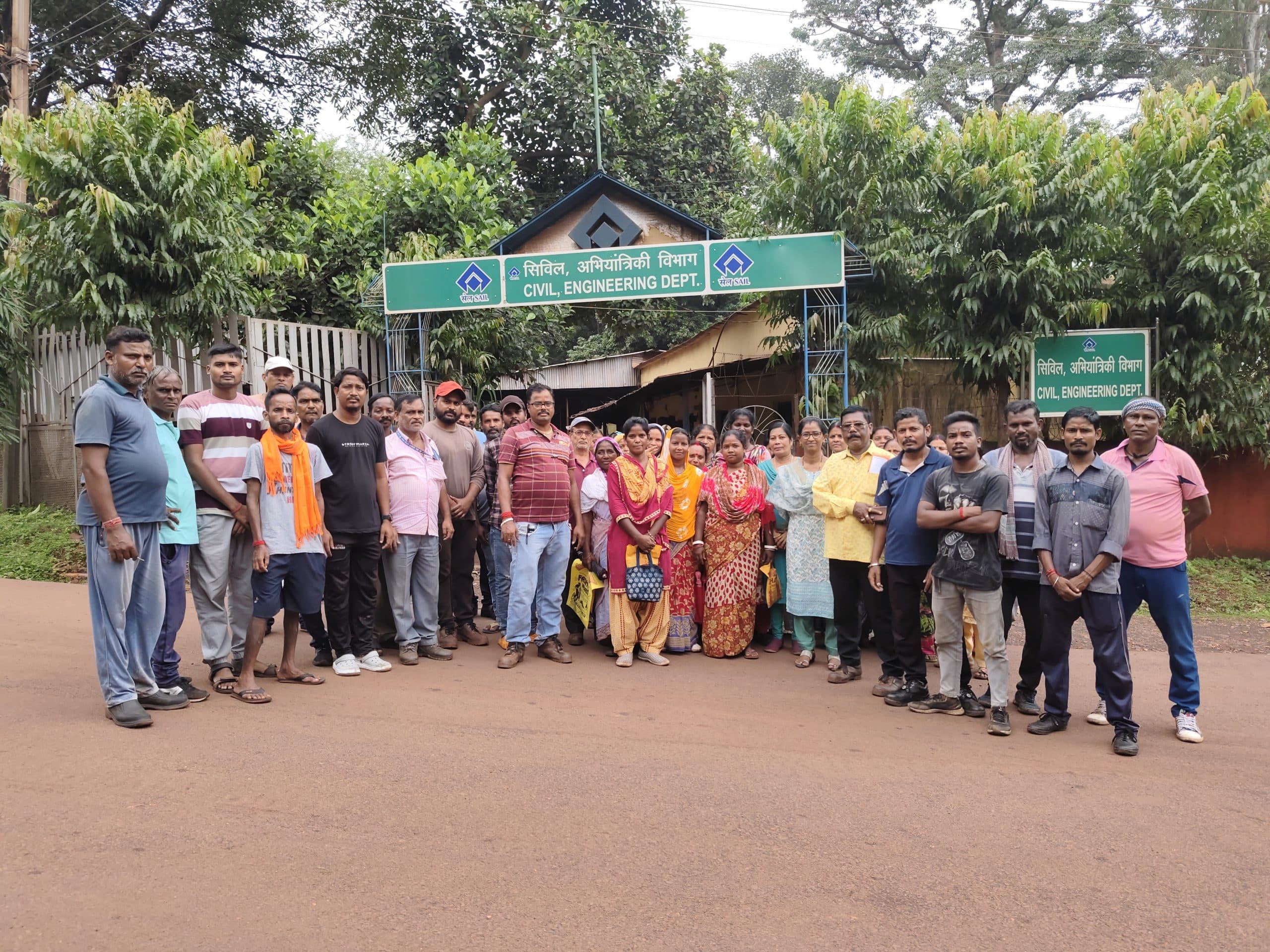 Chaibasa News : ठेका मजदूरों ने समस्याओं के समाधान की मांग पर किया प्रदर्शन