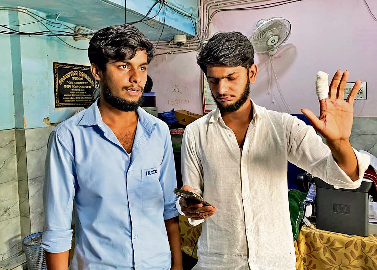 Rourkela News: राउरकेला रेलवे स्टेशन के मैनेजर पर अवैध वेंडर्स ने किया हमला, घायल