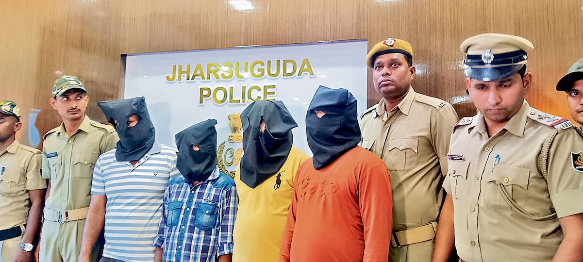 Jharsuguda News: उत्कल ग्रामीण बैंक में डकैती मामले में चार गिरफ्तार, हथियार, बाइक व 42 हजार नकद जब्त