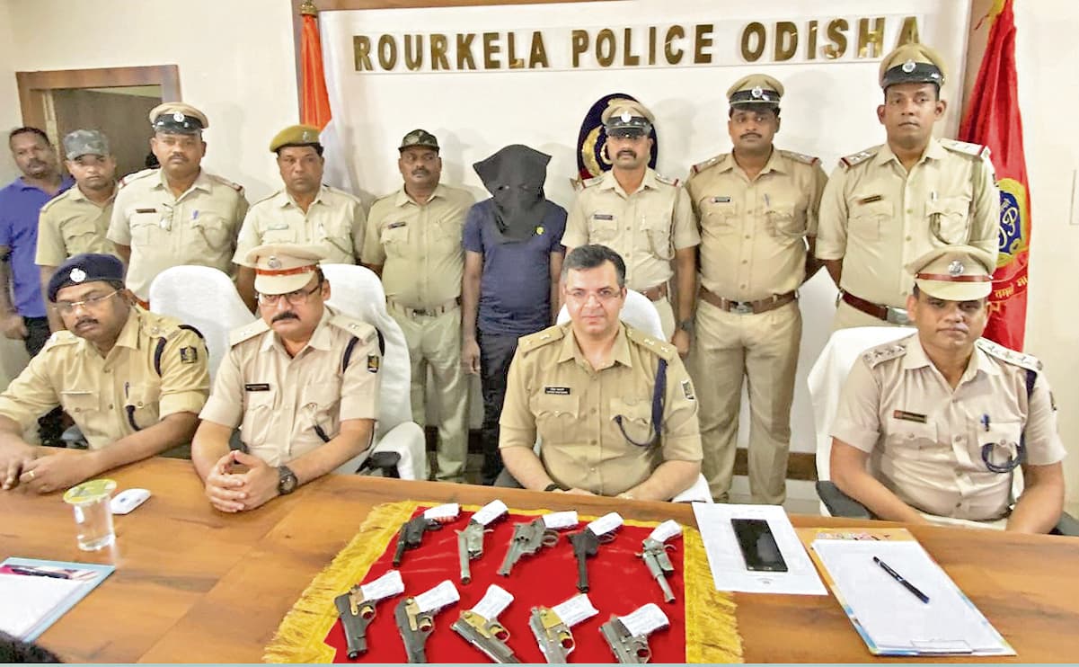 Rourkela News: हथियारों के जखीरा के साथ युवक गिरफ्तार, 10 पिस्तौल व गोली बरामद