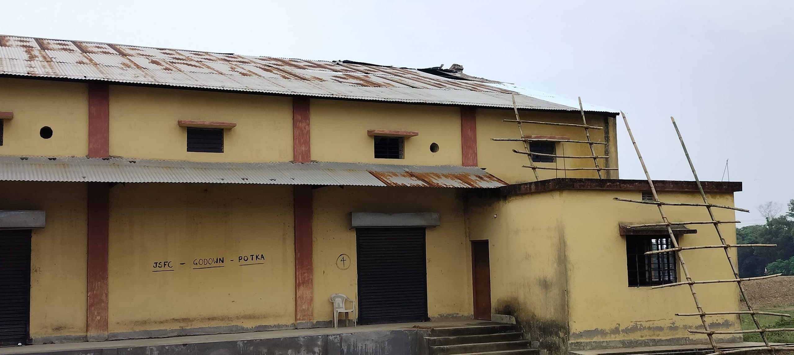 East Singhbhum News : गोदाम की छत से गिरा मजदूर