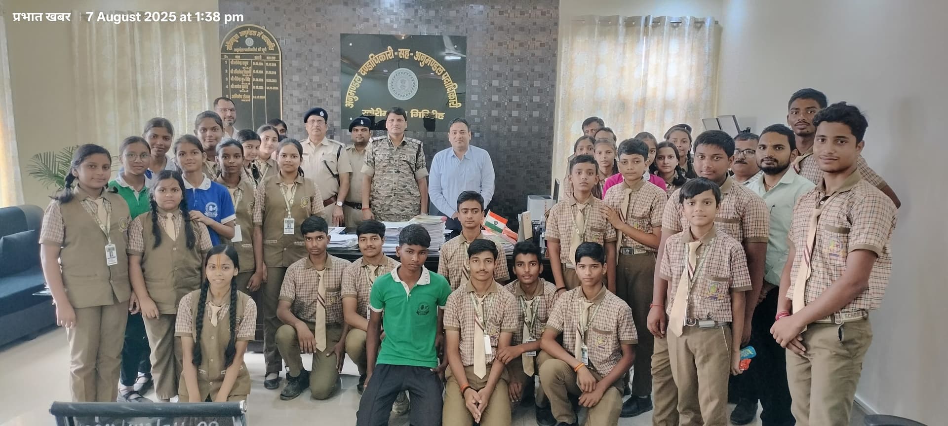 Giridih News :एसडीओ ने स्कूली बच्चों से किया संवाद