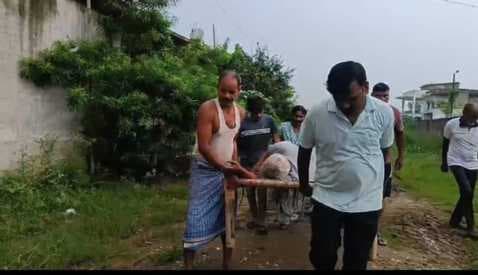 वीआईपी कॉलोनी में मरीज को खाट पर ले जाना पड़ा अस्पताल