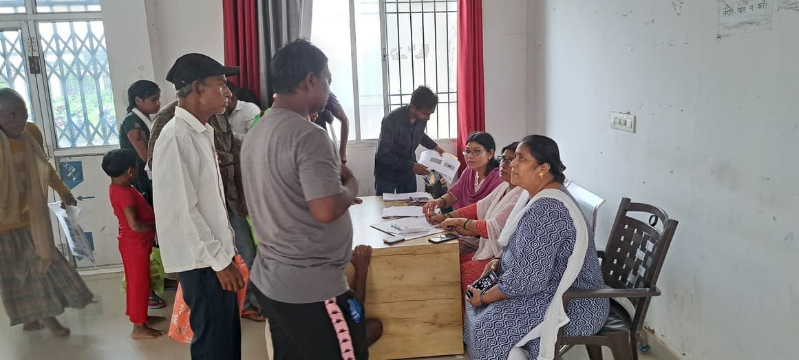 मेहरमा में दिव्यांगजन एवं वरिष्ठ नागरिकों के लिए लगा विशेष शिविर