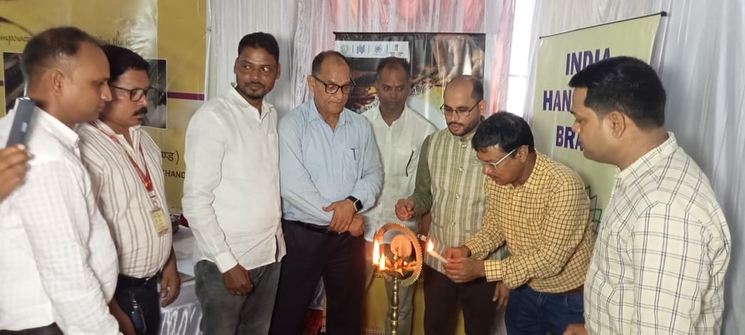 रेशम उत्पादन में बुनकरों की मेहनत का अहम योगदान : महाप्रबंधक