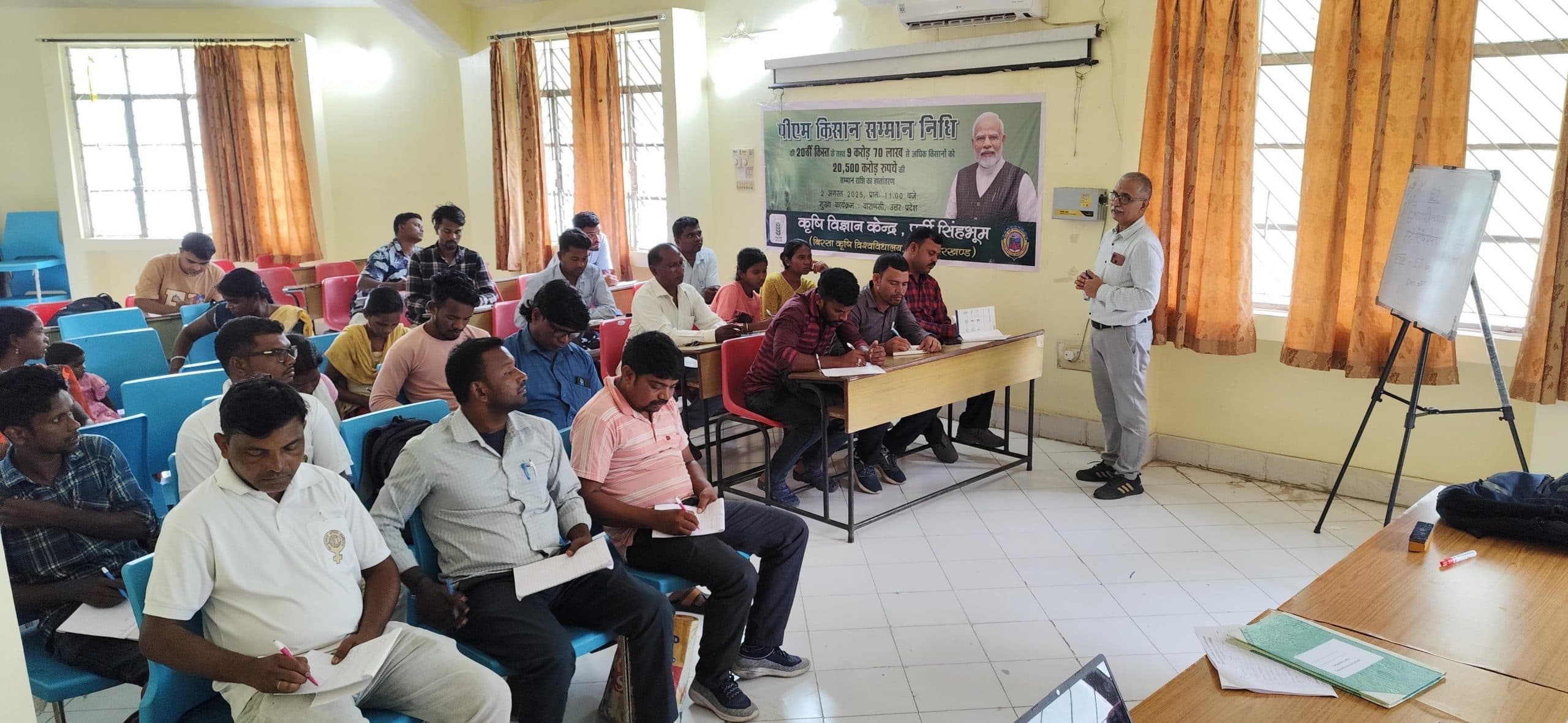 East Singhbhum News : वैज्ञानिक तरीके से खेती के साथ मुर्गी मत्स्य व मधुमक्खी पालन करें किसान