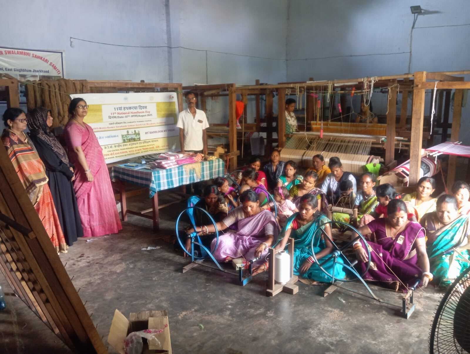 East Singhbhum News : हथकरघा का प्रशिक्षण लेकर आत्मनिर्भर बन रहीं महिलाएं