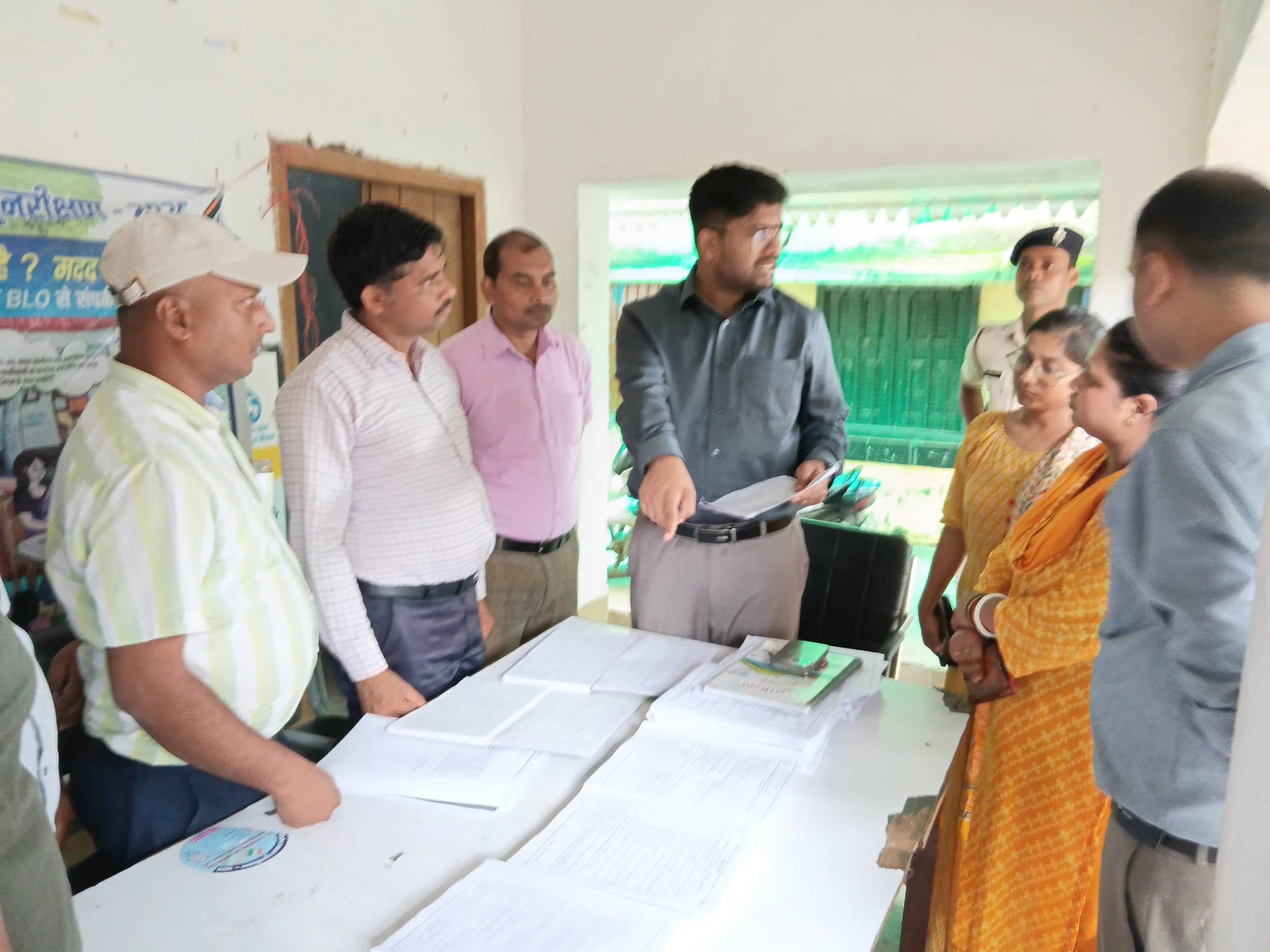 दस्तावेज अपलोड करने में लापरवाही पर खड़गपुर बीडीओ व बीएलओ से स्पष्टीकरण