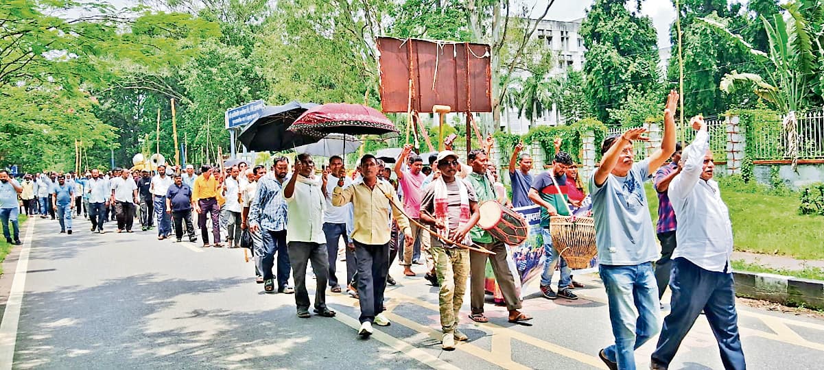 HEC News : मांदर, ढोल और तीर-धनुष के साथ पहुंचे सप्लाई कर्मी, एचइसी निदेशकों का आवास घेरा