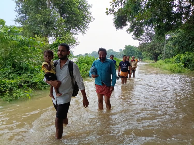 गंगा के रौद्र रूप से सहमे दियारावासी, सेना के क्षेत्र में घुसा बाढ़ का पानी